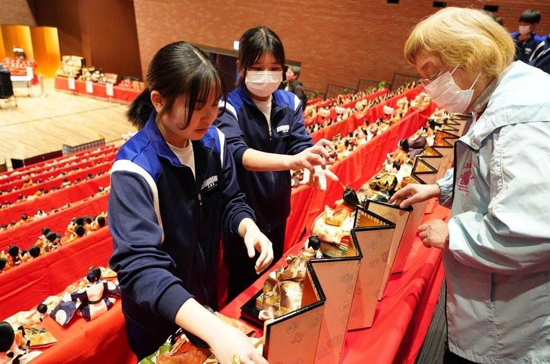 かつうらビッグひな祭り　学生協力華やぐ街に　飾り付けやアート　展示地元愛で盛り上げ