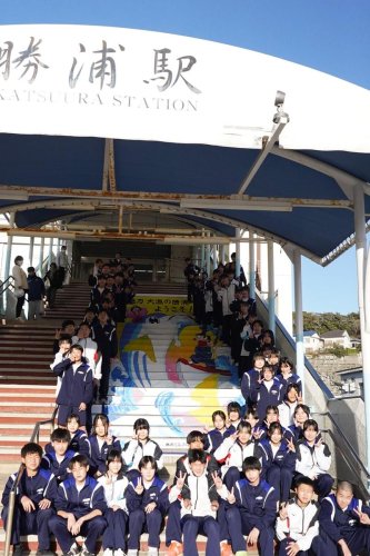 かつうらビッグひな祭り　学生協力華やぐ街に　飾り付けやアート　展示地元愛で盛り上げ