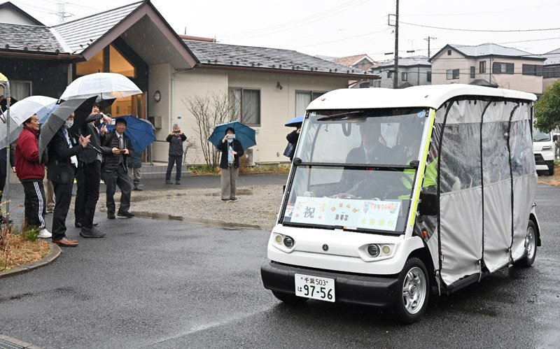 本格運行がスタートした都賀の台地区のグリスロ＝１１日、千葉市若葉区