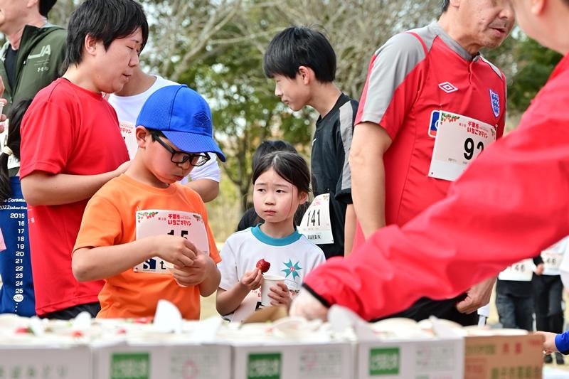 「給イチゴ所」で一休みするランナーたち＝２８日、千葉市若葉区