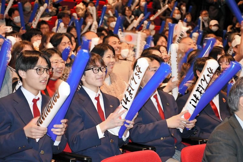 ＰＶで中井選手を応援する人たち＝２０日早朝、市川市