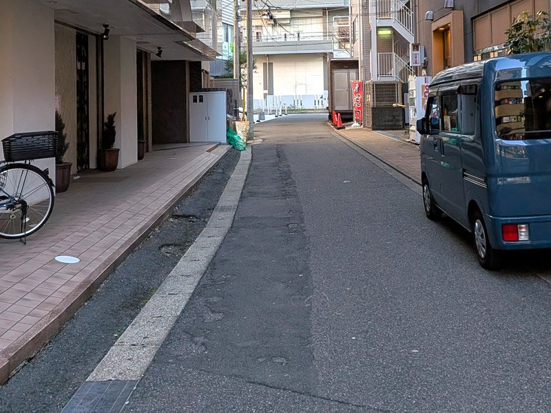 １１日の人倒れ事件で男性が倒れていた道路＝１２日午後４時３５分ごろ、船橋市本町６