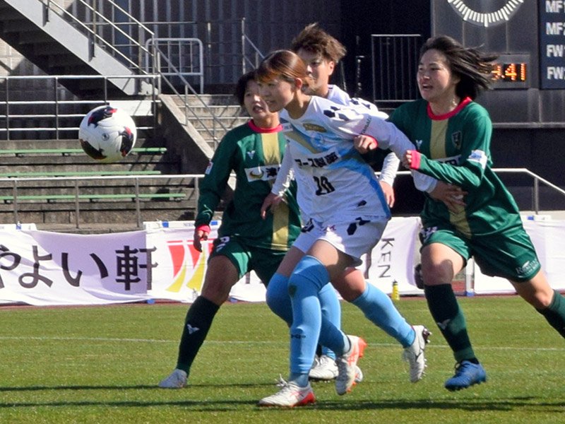 なでしこリーグ１部の開幕戦で、熱戦を展開するＶＯＮＤＳ市原ＦＣレディースの選手ら（緑）＝１４日、市原市
