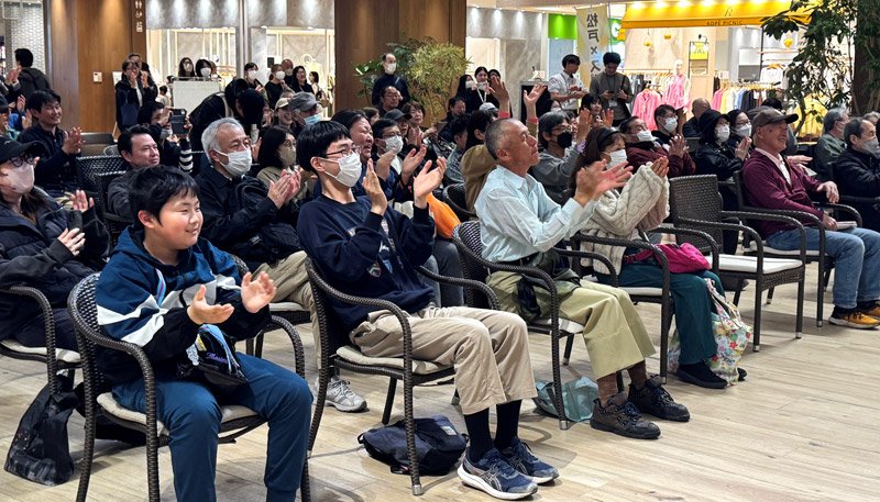ＰＶ会場で専大松戸の準決勝進出をたたえる市民ら＝２７日、松戸市のテラスモール松戸
