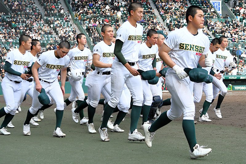 準決勝で大阪桐蔭に１点差で敗れ、アルプス席にあいさつに向かう専大松戸ナイン＝２９日、甲子園球場