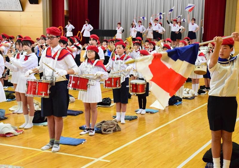 最後の演奏を披露する萩原小の５、６年生＝２月１３日、同小

