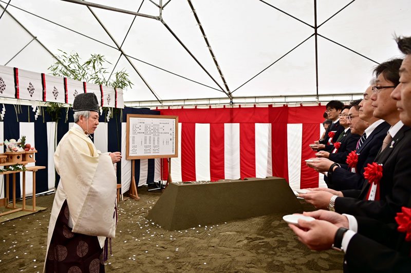 関係者が参列して安全祈願祭が執り行われた＝千葉市中央区