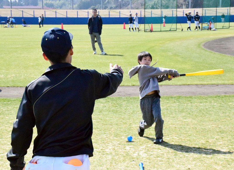 高校生と野球を楽しむ児童＝茂原市