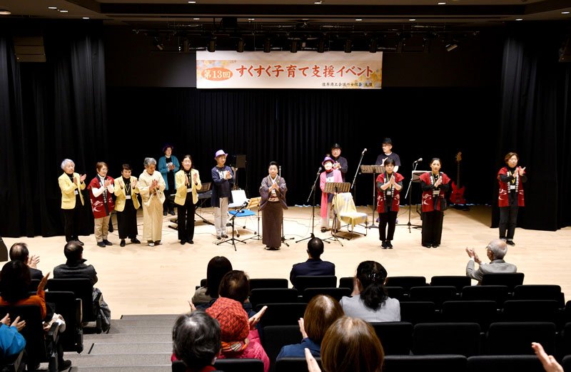 佐原商工会議所女性会による子育て支援イベントが開かれ、演奏や踊りが披露された＝香取市