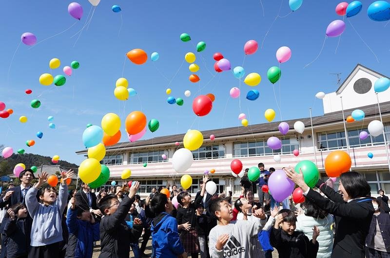 カウントダウンで一斉に風船を空に放つ総野小の児童ら＝２月２８日、勝浦市
