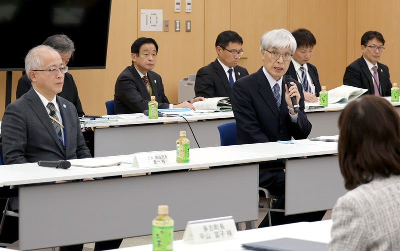 成田空港の滑走路新増設に向けた協議会で用地確保の現状を説明するＮＡＡの藤井社長ら（右）＝２月２７日夜、成田市