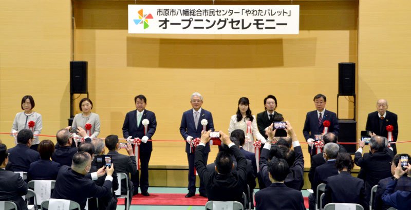 テープカットする小出市長（写真右から５人目）、愛称考案者の森川さん（同４人目）＝１日、市原市