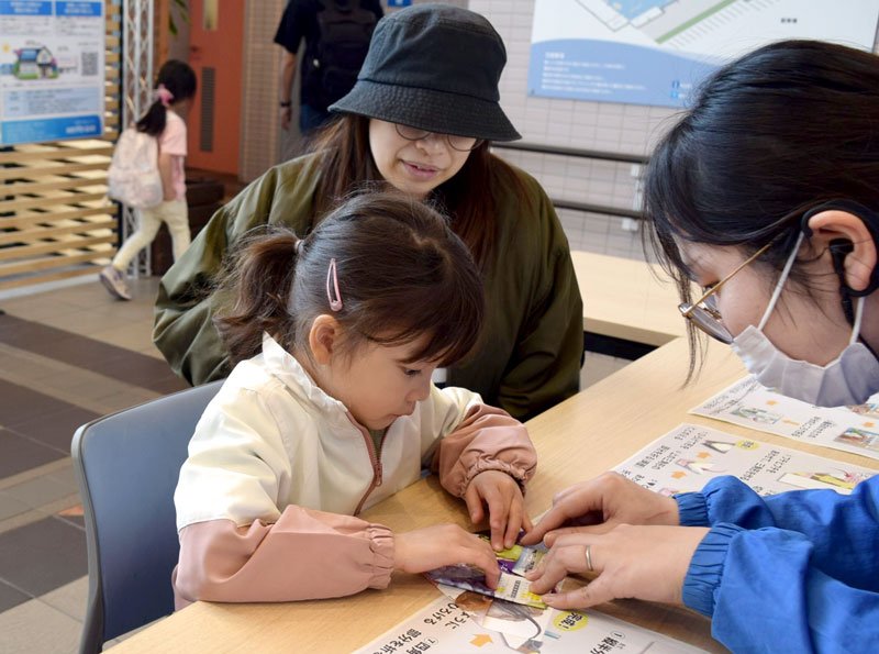 折り紙の要領でチラシを使った皿作りに挑戦＝１日、船橋市