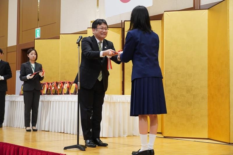 受賞者に盾を手渡す神谷市長＝千葉市中央区