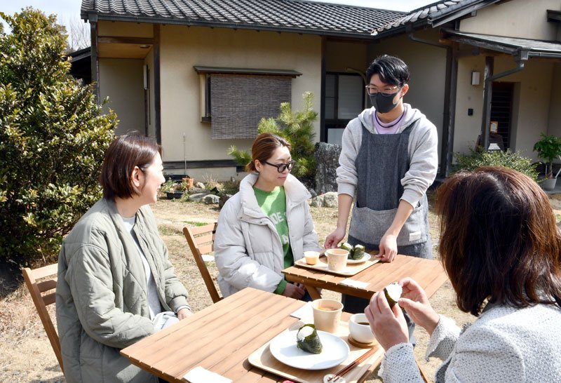 多古高校の生徒が一日限定で地産地消カフェを開き、多古米を使ったおにぎりや豚汁を販売した＝多古町