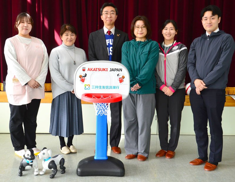 贈呈されたバスケットミニゴールの前に立つ山口園長（左から２人目）と若松所長（同３人目）と同社社員ら＝松戸市