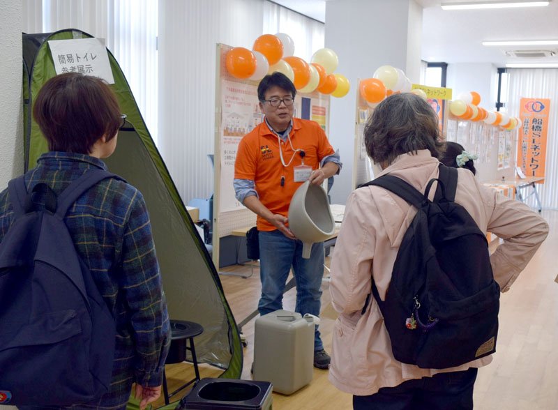 防災イベントで簡易トイレについて説明する船橋ＳＬネットワークのメンバー＝１日、船橋市