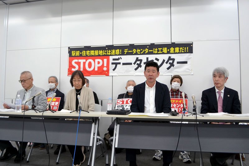 印西市内に建設されるデータセンターを巡って、訴訟を起こした原告団＝５日、千葉市中央区の県弁護士会館
