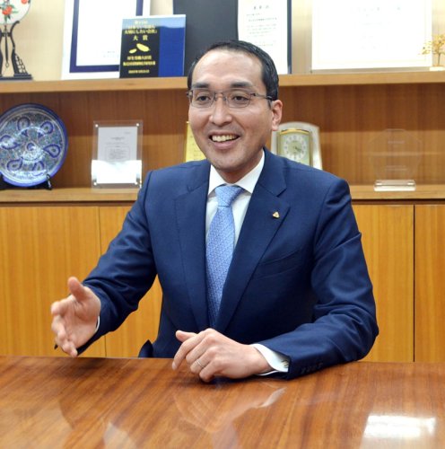「自然はさまざまな生態文化があるから面白くて美しい」と語る常磐植物化学研究所の立崎社長＝佐倉市