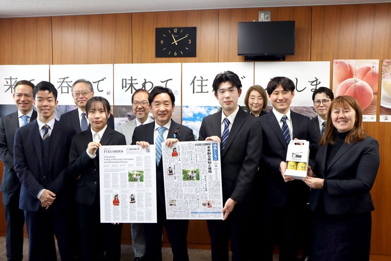 新聞とビールを瀬戸復興副大臣（前列左から３人目）に贈呈した神田外語大のゼミ生ら＝４日、東京都千代田区
