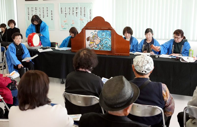 紙芝居を披露する「劇団ふく」のメンバー＝旭市飯岡刑部岬展望館

