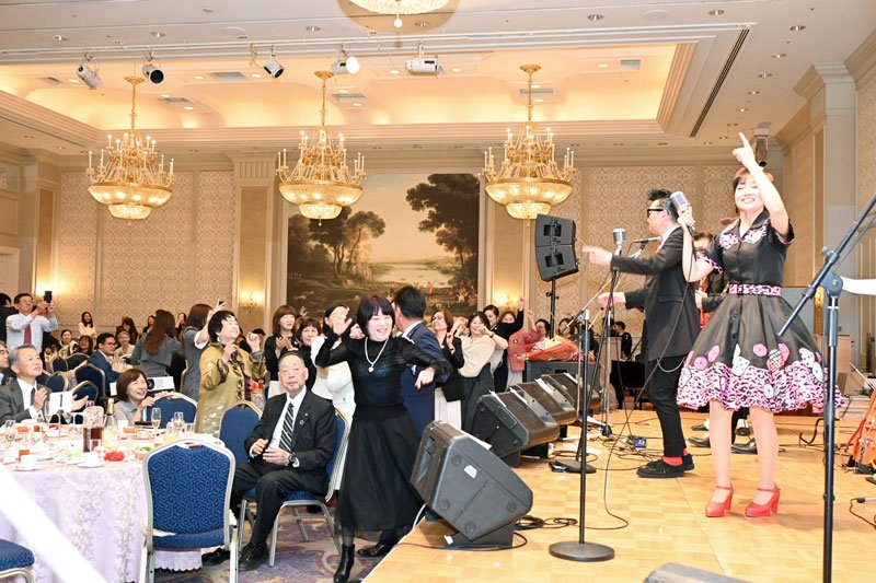 オールディーズバンドの演奏に会場はディスコさながらに盛り上がった＝７日、千葉市中央区