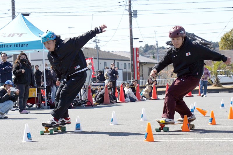 パフォーマンスで披露されたスケートボードのスラローム競技＝大多喜町