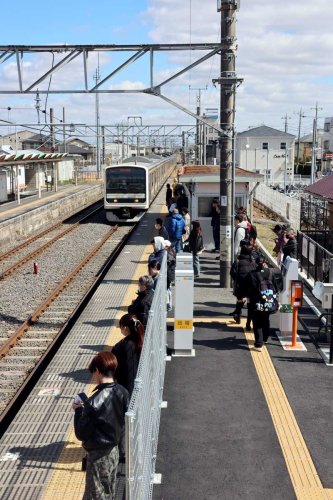供用が始まったＪＲ東金駅東口新改札＝１４日午前、東金市