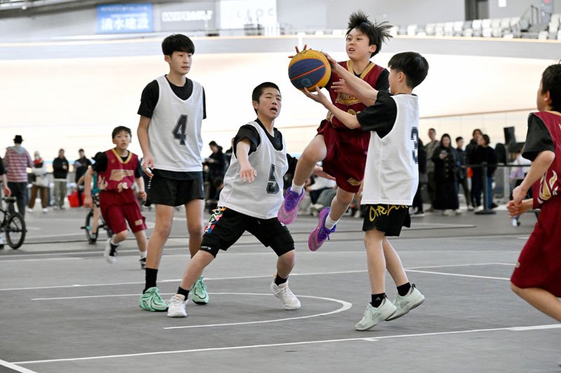 熱戦を繰り広げる選手たち＝１５日、千葉市中央区
