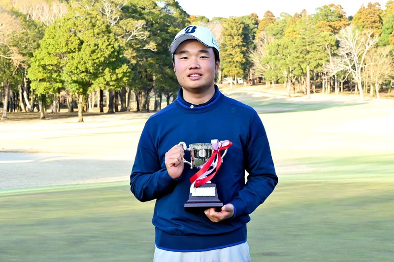 通算４オーバーでアマの部を優勝した川口史