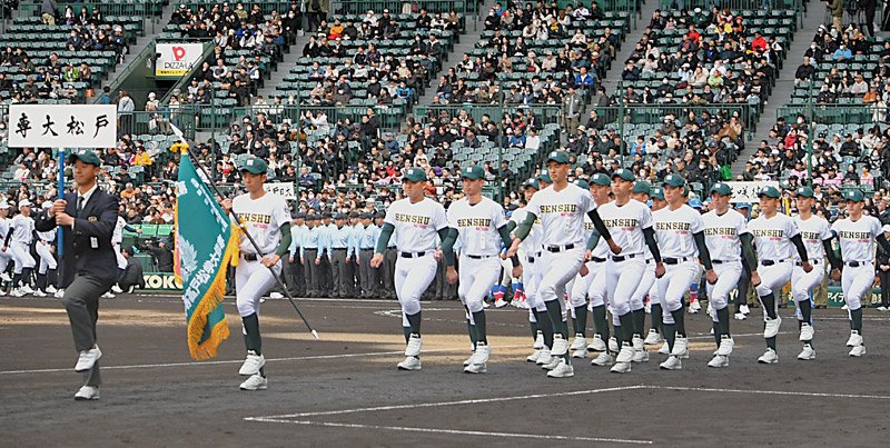 第９８回選抜高校野球大会の開会式で、入場行進する専大松戸の選手ら＝１９日午前、兵庫県西宮市の甲子園球場