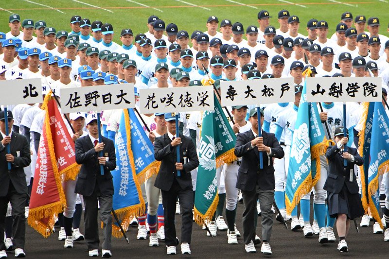 第９８回選抜高校野球大会の開会式で、一斉行進する専大松戸の選手たち＝１９日午前、兵庫県西宮市の甲子園球場