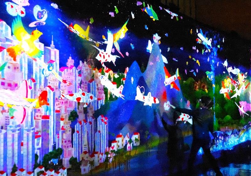 モニター上の絵に手をかざすと動くなどの体験型の仕組みが施されたチームラボの作品＝１９日、芝山町の航空科学博物館