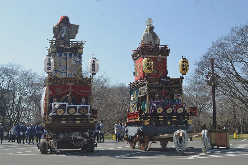 修復の末、約１６０年ぶりにお披露目された２台の山車＝２１日、佐倉市