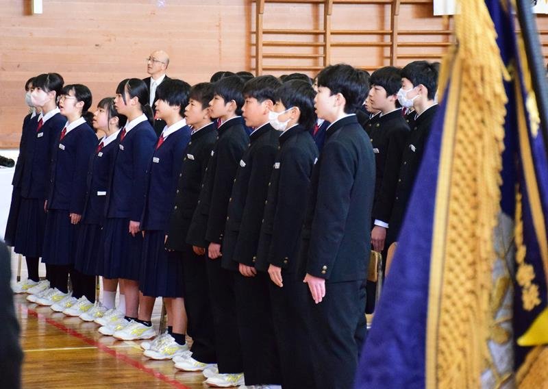 閉校式で校歌を歌う生徒ら＝２１日、茂原市立早野中

