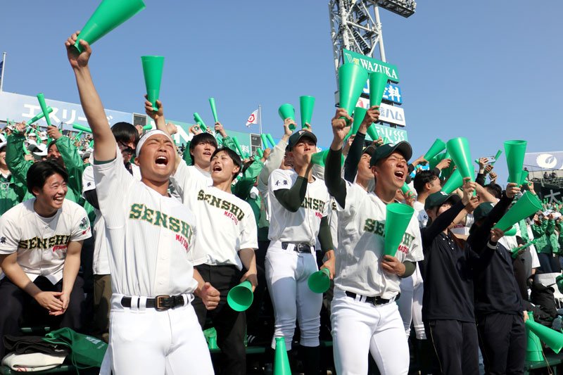 １回戦突破を見届け、応援スタンドで喜びを爆発させる専大松戸の生徒ら＝２１日、兵庫県西宮市の甲子園球場