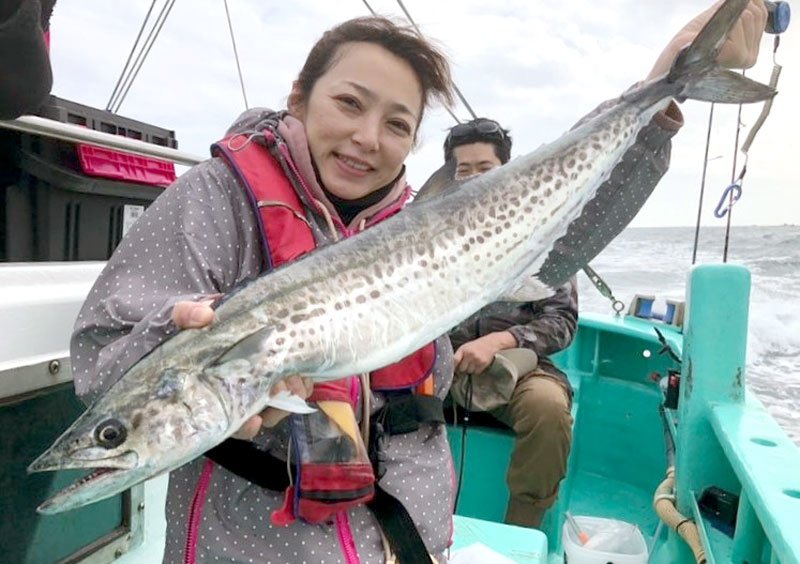 観音崎沖で釣り上げたサワラ（写真は「守山丸」提供）