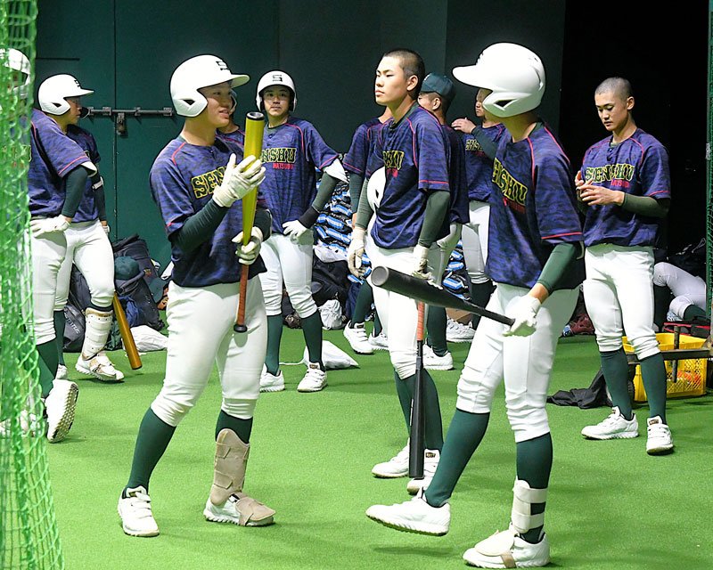 室内練習場で確認し合う専大松戸の選手たち＝甲子園