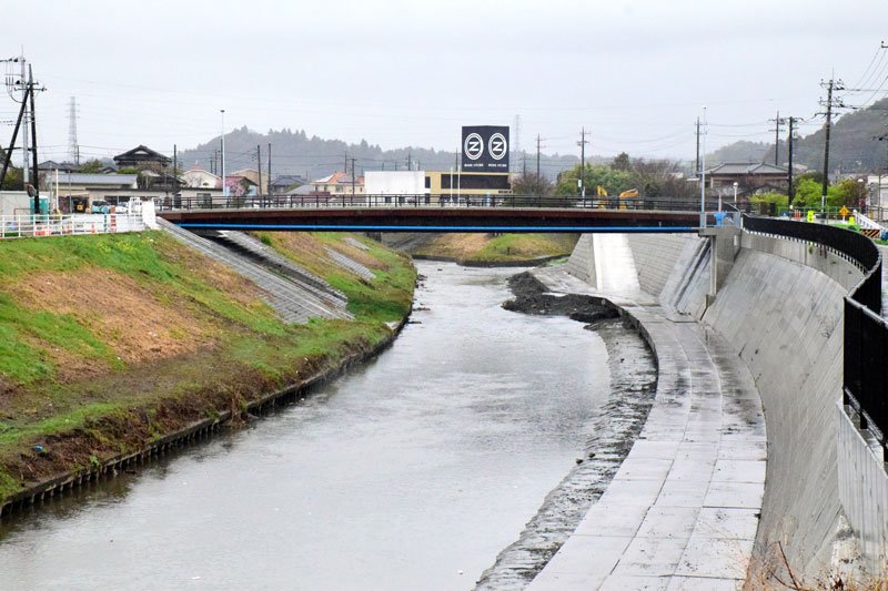一宮川の河川改修に合わせ、架け替え工事が行われていた明治橋＝茂原市