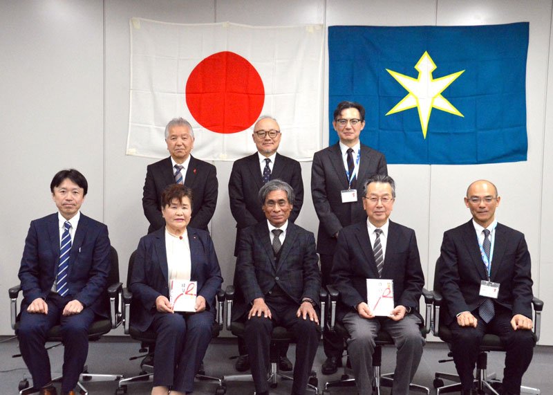 贈呈式に参加した菅会長（前列中央）ら＝２６日、県庁