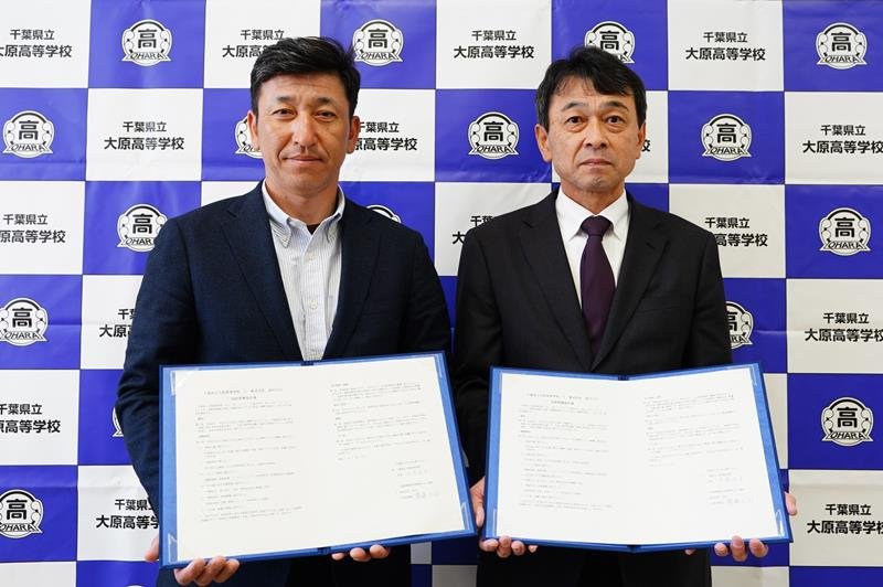 協定書を手にする県立大原高校の渡辺校長（右）と西川の齋藤社長＝いすみ市
