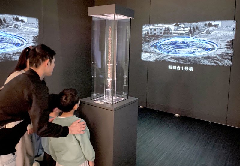 重文指定が決まった「王賜」銘鉄剣を見る家族連れ＝２７日、市原歴史博物館