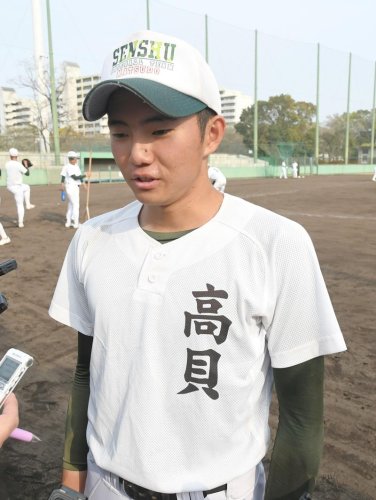 準決勝の意気込みなどを語る専大松戸・高貝主将＝兵庫県西宮市

