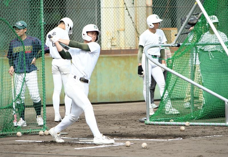打撃練習で打ち込む専大松戸・宮尾＝兵庫県西宮市
