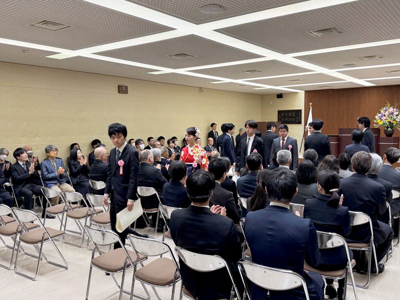 温かい拍手で見送られる気象大学校の卒業生＝柏市
