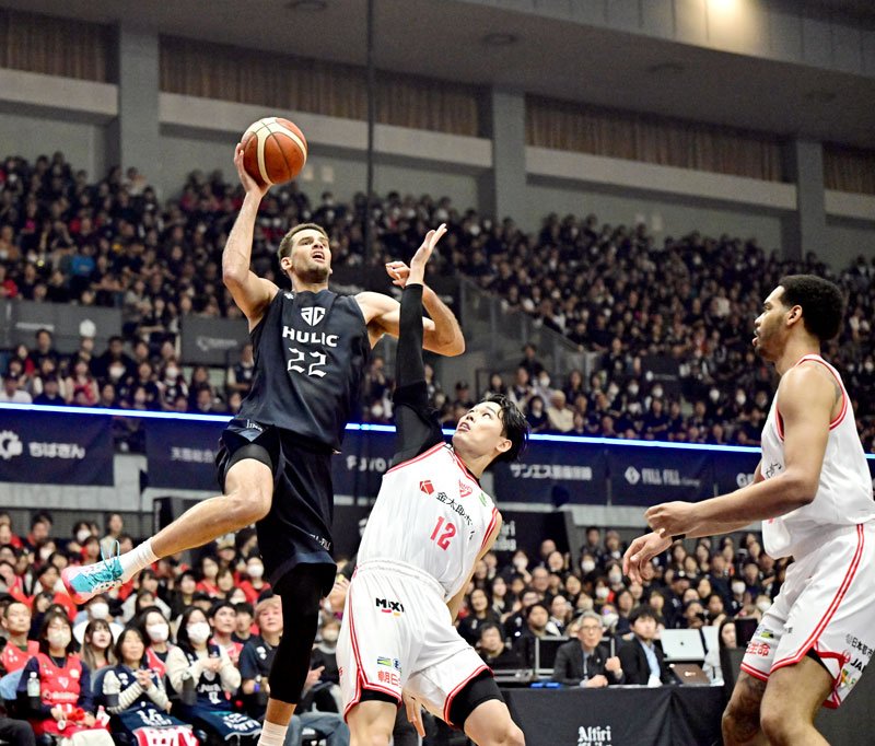 Ａ千葉―千葉Ｊ　第４クオーター、シュートを放つＡ千葉・ポーター（左）＝千葉ポートアリーナ
