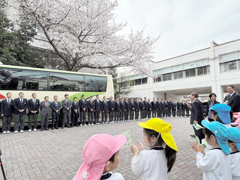 母校に到着し、幼稚園児らから出迎えを受ける専大松戸の野球部員ら＝３０日、松戸市
