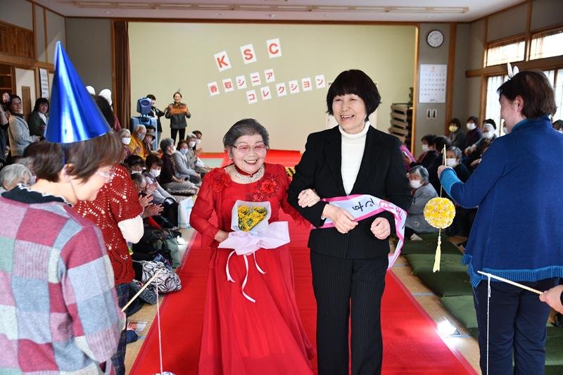 【写真複数】高齢者主役のファッションショー　思い出の服や装飾品で堂々ランウェイ　香取・さくら館