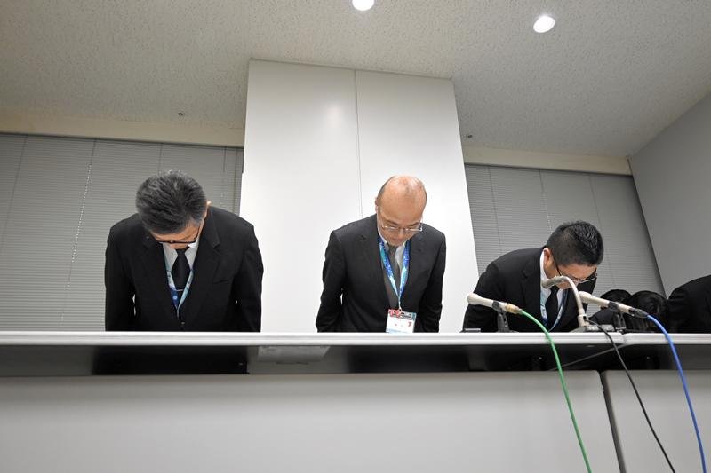記者会見で謝罪する細川教育次長（中央）ら＝１９日、千葉市中央区の千葉県庁
