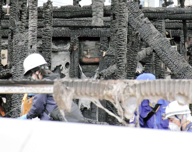 全焼して遺体が見つかった住宅の現場を調べる捜査員ら＝４日午後、茂原市